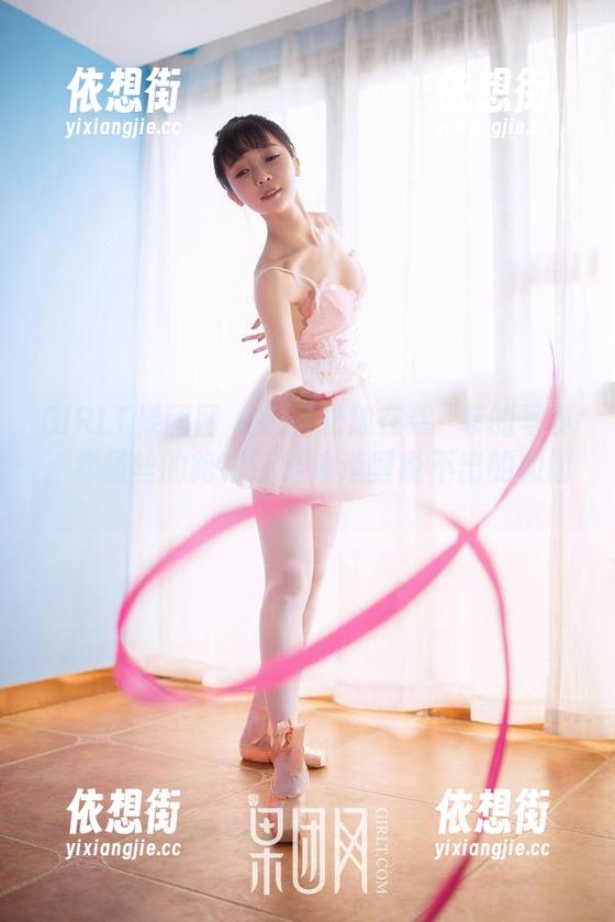 GIRLT果团网-龚玥菲 GIRLT果团网 - 把目光放在龚玥菲的写真,裤里丝的陪衬让整体造型说不出的和谐。
