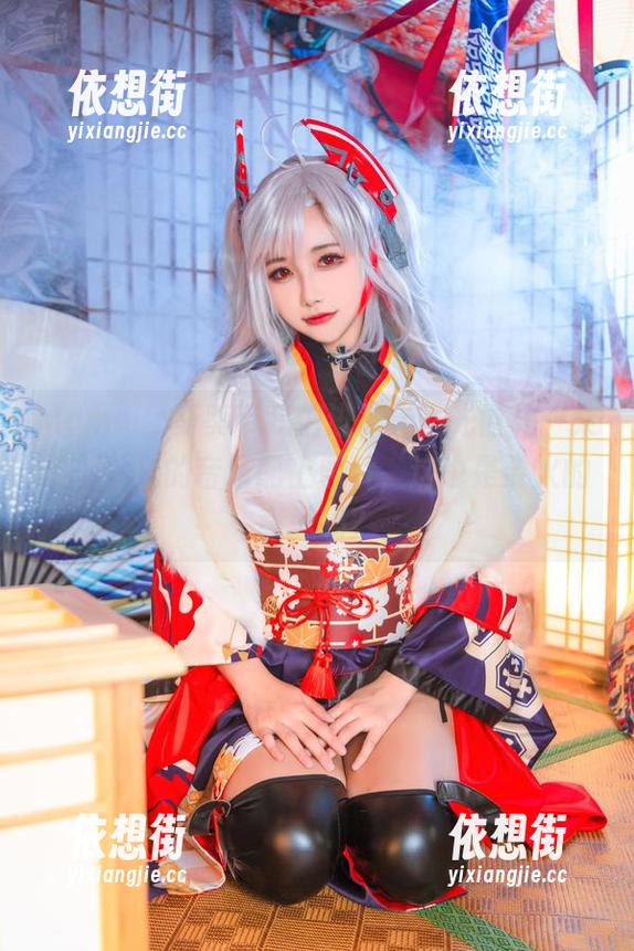 Momoko葵葵带我们进入无圣光世界，柴郡style的音乐配上照片，这也是要火的意思吗？