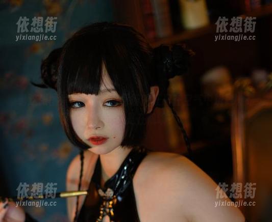 看这张图片，PAKI草莓酱的红裙在空气中跳舞，是在撩还是在隐喻？
