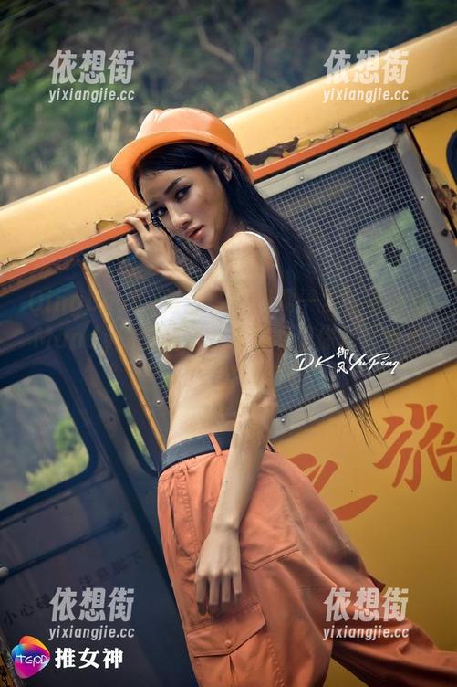 QingDouKe青豆客 - 只需一步，徐妍馨Mandy的壁纸职业装就能让你从“宅男”变为“办公室精英”！
