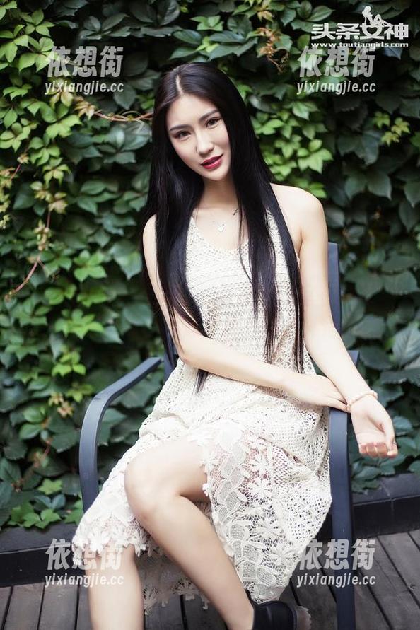 TouTiao头条女神 - 艾小青浴室在线写真，水光潋滟，就像一种，呃...其他的。