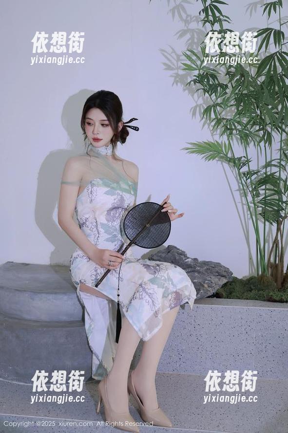 Xiuren秀人网 - 连体衣vs.壁纸：icy猪的美图大战，谁才是焦点？
