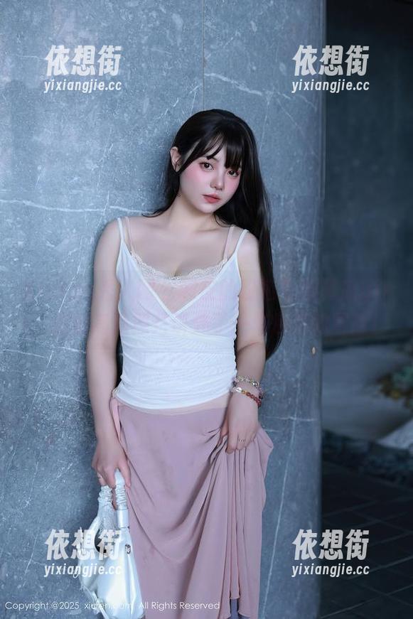 Xiuren秀人网 - 调皮的粉色与拍黄瓜girl：这组高清照片讲述了一场色彩的冒险！
