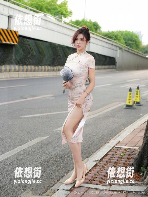 Xiuren秀人网 - 走过路过，千万别错过田冰冰的修女套图，这气质，真让人想多看几眼。