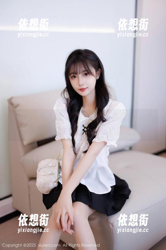 Xiuren秀人网-荡漾Crystal Xiuren秀人网 - 轻松一瞥,荡漾Crystal的眼镜引发图册里的小小骚动。