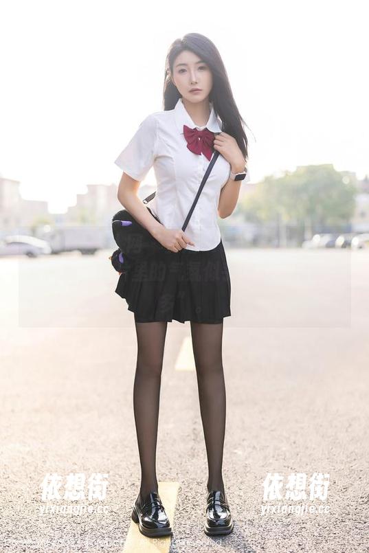 Xiuren秀人网 - 黄婧GIGI这组双人的最新拍摄，图片里的气氛似乎在说“别想太多”。