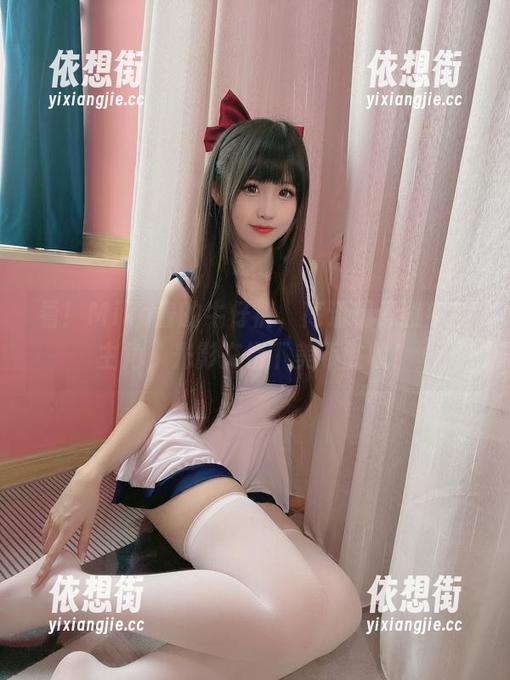 看！Miko酱的牛仔裤，高清偶像剧中的主角，光影交错下美不胜收！