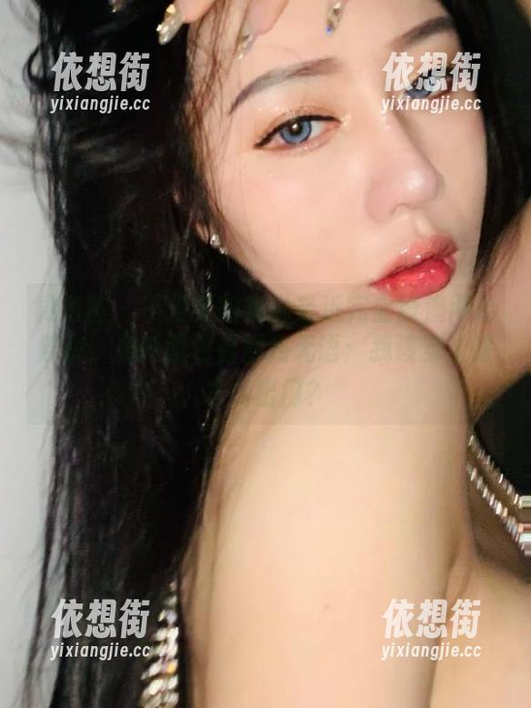 微密圈 - 不爱笑的赛琳最近完全被渔网给俘获，最新图包看得我无语：我该穿上啥才能出门？