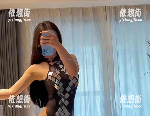 微密圈 - 乌龙卷发与白色背景：不爱笑的赛琳的写真原图中有趣的对比