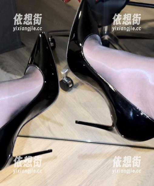 微密圈 - 去保守的二舅妈的红丝白袜图集逛逛，下载或不下载，看看个人喜好吧？