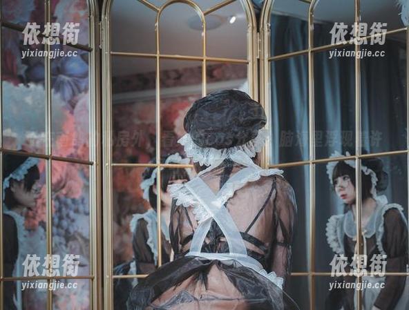 站在南鸽的私房外，看她的cos分享，脑海里浮现着许多可爱画面……