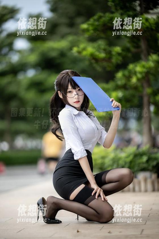 坏露露香宝 图集更新!坏露露香宝用杨枝甘露和背心牛仔背带裤撩拨你的视线!