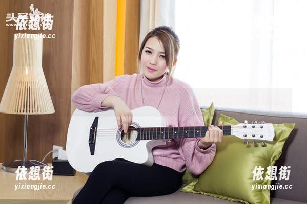 头条女神 - 写真小剧场：COCO的私房演绎宛如戏精翻车现场。