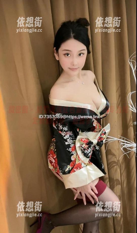 奶雯 微密圈 - 奶雯再现红色漏背裙,这专为她定制的身段,别提多撩!