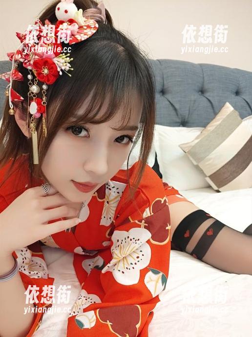 免费的透明感——小女巫露娜的灰丝合集，简单的细节透出点小心机。