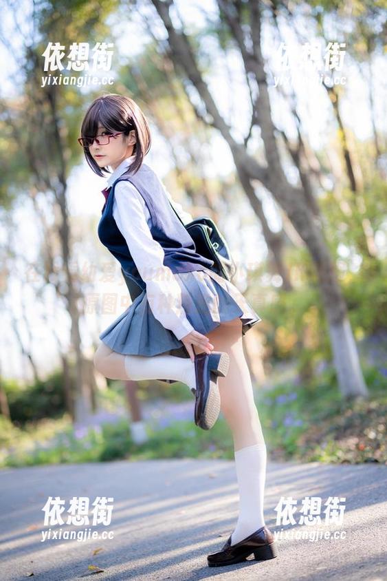 在线看幼爱youmeko的小琪舞JK制服，原图中有种叛逆的天真感。