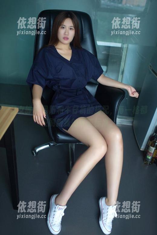 推女郎 - 易阳和牛仔裤的搭配，每一格都在刷新我的审美标准。