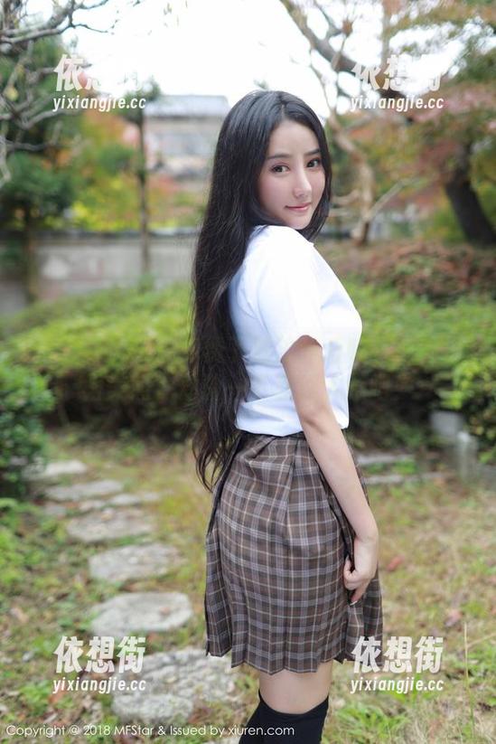 模范学院 - 想免费下载汐汐爱吃草莓的白裙美照？体验一下差强人意吧！