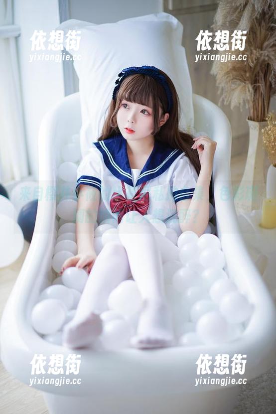 来自樱井小莜的比基尼私拍合集，色彩斑斓的瞬间让人想沉醉？