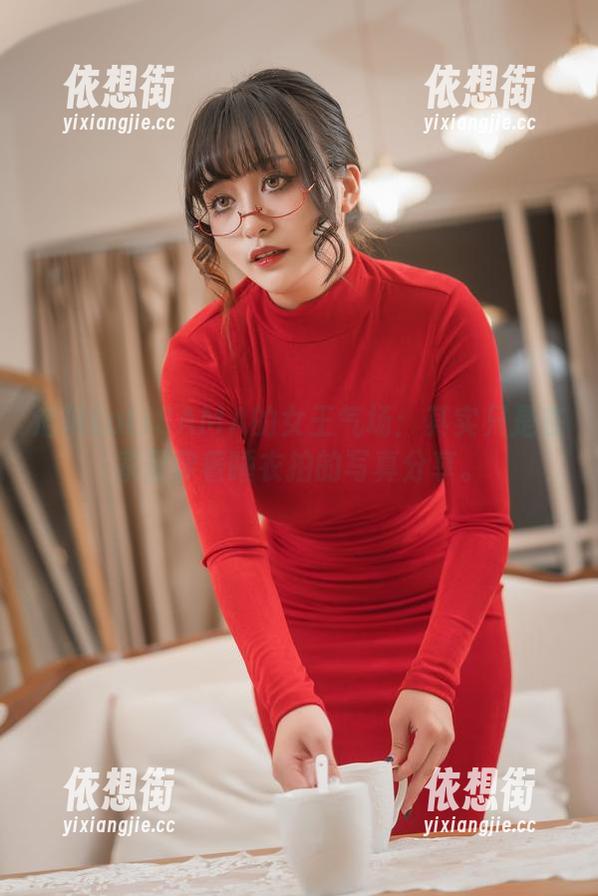 洛璃LoLiSAMA的女王气场：其实只是在家里穿着睡衣拍的写真分享。