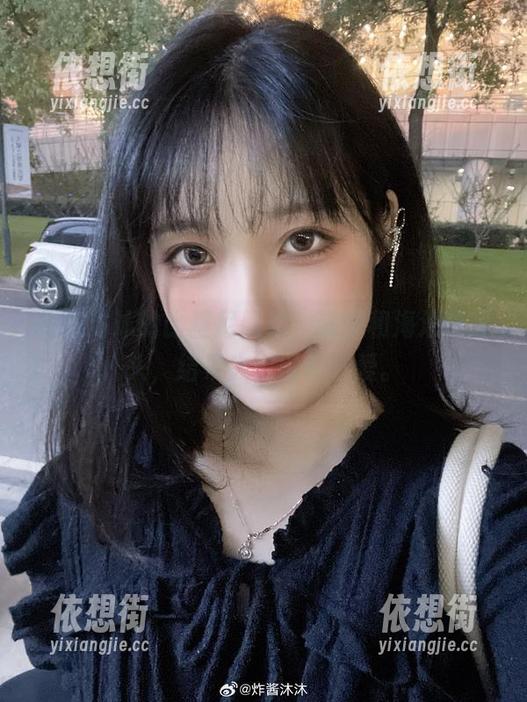炸酱沐沐的比基尼照片，试图和海浪抢风头，结果失败得很可爱。