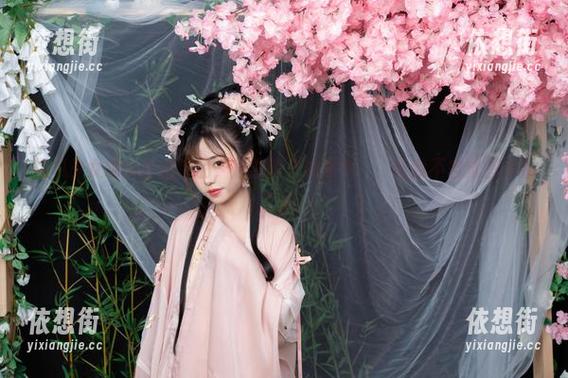 爆机少女喵小吉的作品，居然叫“如梦令”，让我不自觉想多看几遍。