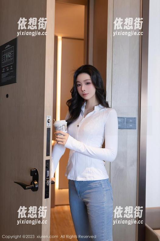 秀人网 - 南初妹妹的私拍：谁能拒绝她和那双网袜？
