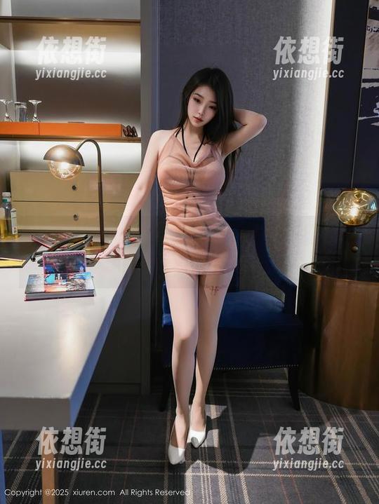 秀人网 - 情不自禁的就是阿朱啊：办公室私拍图集，让人脑补满满～