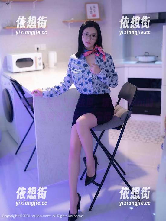 秀人网 - 圣诞气氛浓厚，糯美子Mini的写真和资源真丰富得很。