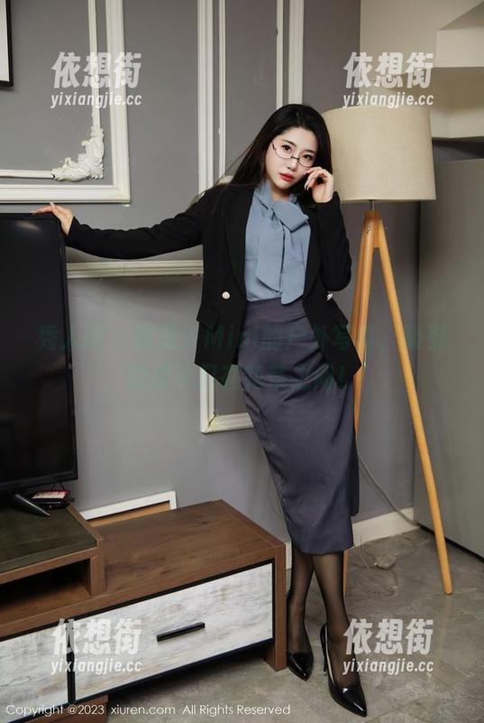 秀人网-糯美子Mini 秀人网 - 糯美子Mini的户外写真,吸引眼球不只在花草之间!