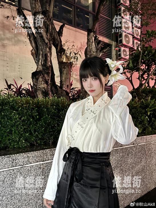 透明的片段：秋山AkI的写真不止于此
