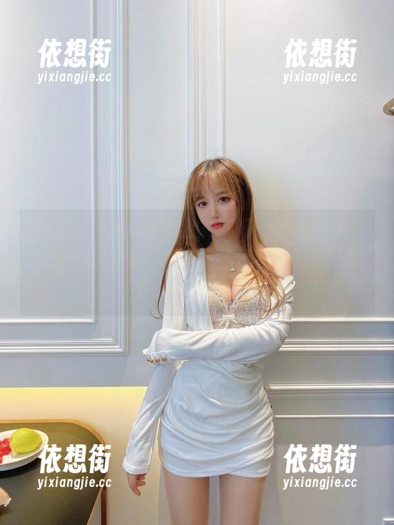 米线线sama说黑色皮衣好，但条纹黑丝才是点睛之笔，原图真不错，壁纸也当背景墙？
