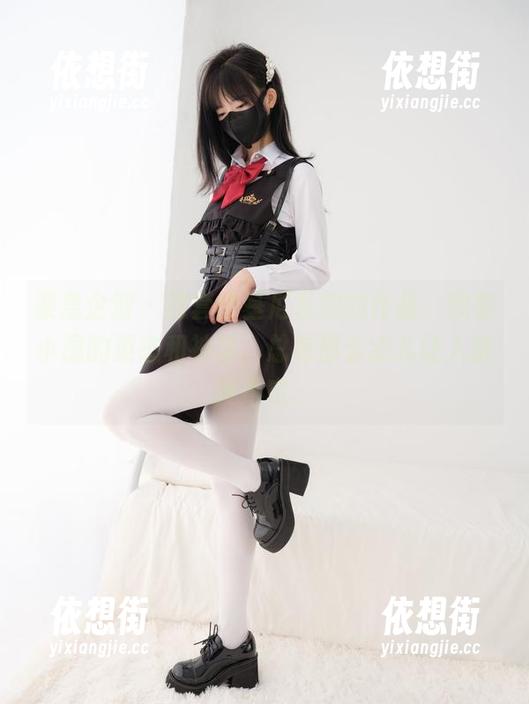 紧急企划 - 这套比基尼私拍的作品，观察小恩的姿态和神情，总有那么点儿让人捉摸不定。