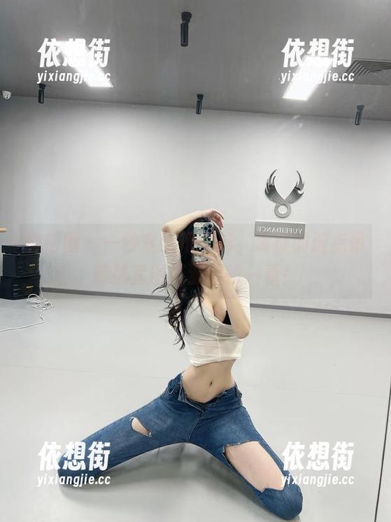 微密圈 - 一秒变得不一样，葛征的波点吊带袜套图资源值得一看！