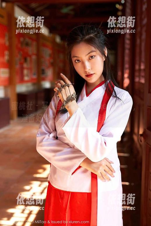 蜜桃社 - 写真里的咕噜Sweet和服秀，准备好你的手机下载小程序了吗？