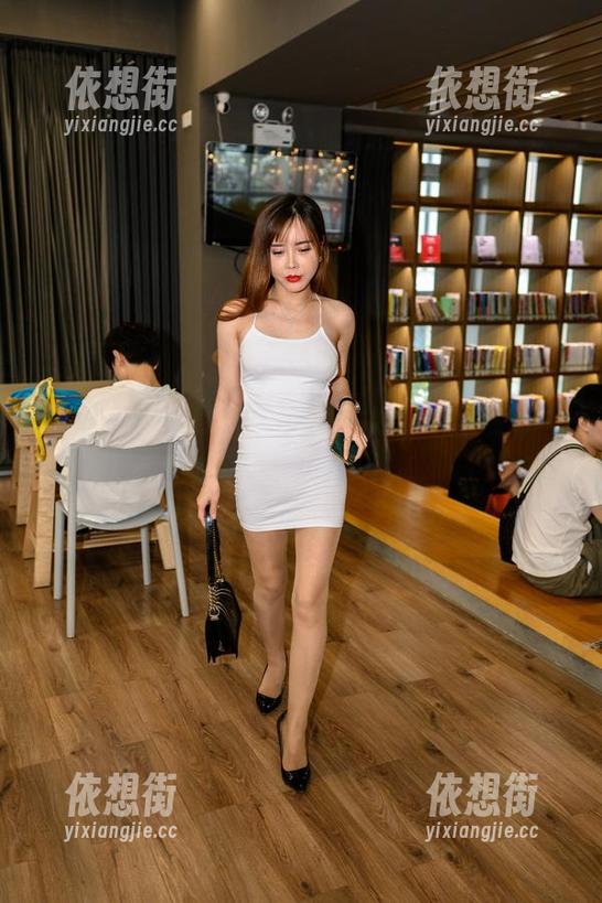 魔镜街拍 - 原图见证，婷婷的黑丝美腿+白色吊带，真有一套。