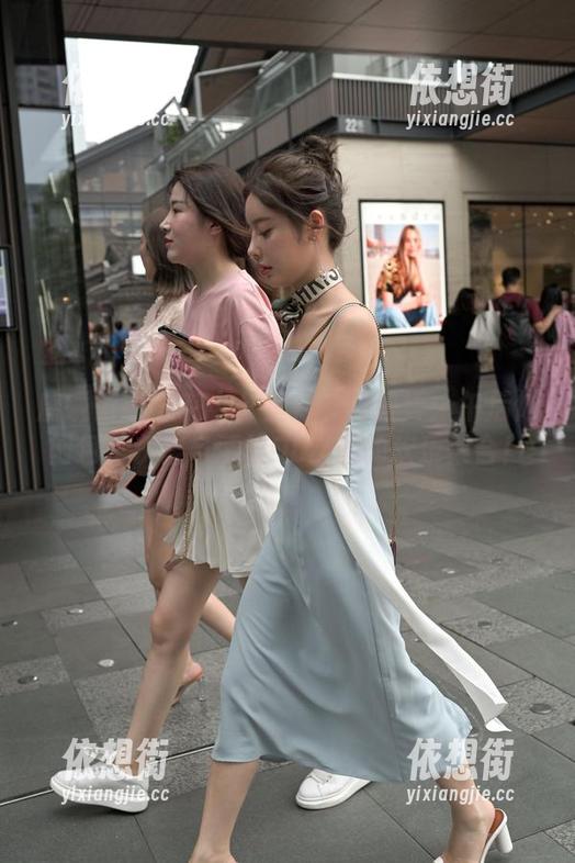 魔镜街拍 - 在办公室打盹的婷婷：午后休闲包臀灰裙与薄丝OL套图的欢乐集合！