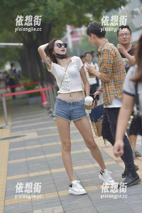 魔镜街拍 - 就在这张图片里，艾小青和旗袍擦出火花